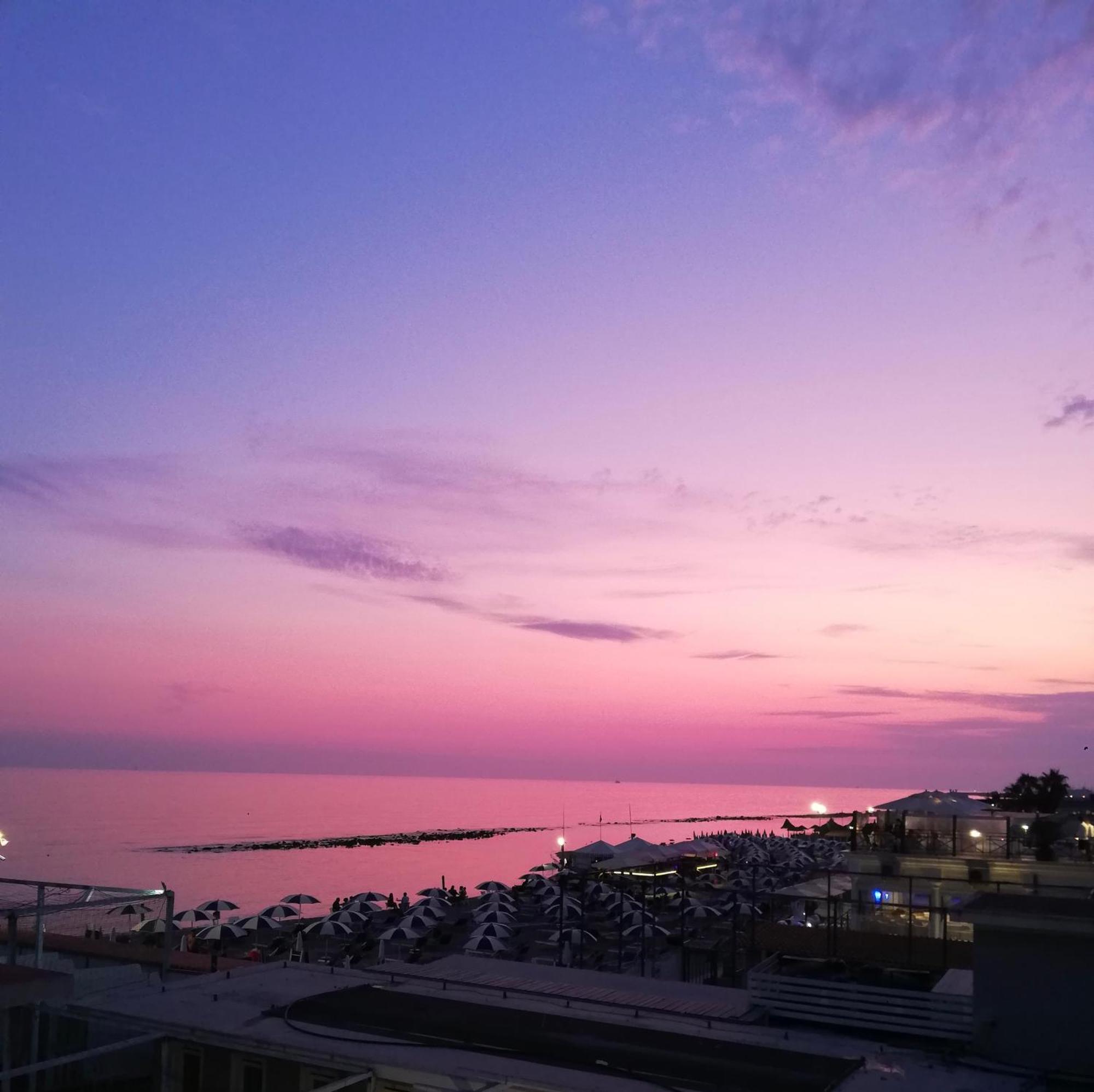 Lotus - Appartamento Sul Mare A Ostia Con Giardino Relax Exteriör bild